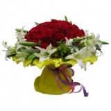 鲜花:99枝A级玫瑰、多头香水百合8枝，米兰间插，卷边纸高档包装