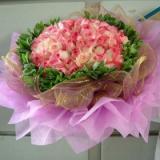 鲜花:红玫瑰33支，蕾丝或满天星、绿叶适量，白色手揉纸，粉色纱圆形包装