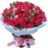 鲜花:33枝香槟玫瑰，外围多头白香水百合6枝，幸福草间插，紫色手柔纸包装