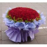 鲜花:圆形花束：6支多头粉香水百合，配花，配叶，粉色卷边皱纹纸包装，蓝色丝带束扎