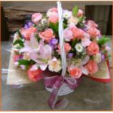 鲜花:19粒金莎朱古力+配花+淡蓝色的卷边纸圆形包装, 紫色的丝带