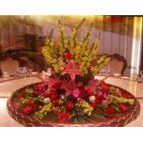 桌花:红色玫瑰11枝,黄莺配叶,淡紫色卷边纸圆形包装