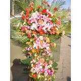 花篮:大量扶郞花，百合、玫瑰间插，绿叶等，三层花篮一个高1.8米