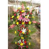花篮:黄菊，玫瑰，百合，剑兰等三层花篮一个高1.8米