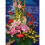 鲜花:红色、白色郁金香共18枝；花瓶插花（季节性鲜花，预定前请先咨询）。