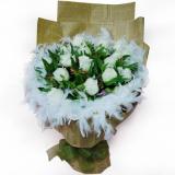 白玫瑰:白玫瑰19枝，白色羽毛外围，配叶点缀，内衬粉色皱纹纸，土黄色包装纸单面包装