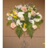 桌花: A级粉色玫瑰99枝，绿叶围绕一周，白色羽毛围绕，粉色手揉纸圆形包装，粉色丝带花点缀