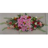 桌花:粉香水百合，红玫瑰，洋桔梗或小草花，剑兰，散尾等，直径60-80cm