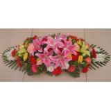桌花:会议桌花：粉香水百合，玫瑰，扶朗花，黄百合，金鱼草等多种花材组合：直径0.8米