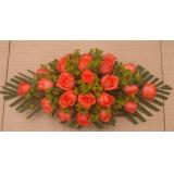 桌花:22支粉玫瑰，绿叶丰满，卷边纸圆形包装，绵纸丝带。