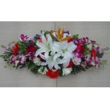 桌花:高档桌花：白色香水百合，大鸟，泰国兰，扶朗花，玫瑰等材料间插，直径60-80cm