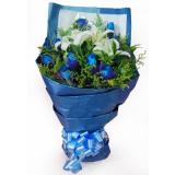 蓝玫瑰:圆形花束：19朵红玫瑰、绿叶间插，裙边纸圆形包装