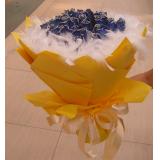 鲜花:19枝白色玫瑰+黄莺等、淡黄色纱网、蓝色高档包装皱纹纸，粉红色蝴蝶结
