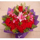 鲜花:红色康乃馨36枝，多头粉香水百合3枝，幸福草间插，手柔纸包装