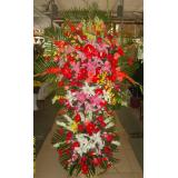 花篮:大量扶朗花，间插百合，泰国兰，黄菊，绿叶等1.7-1.8米三层花篮一个
