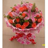 鲜花:19枝红玫瑰，米兰，满天星。粉色棉纸，红色、白色卷边纸圆形包装。