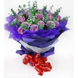 紫玫瑰:11支蓝色玫瑰加配花，配叶，浅紫色纱网圆形包装，紫色丝带束扎