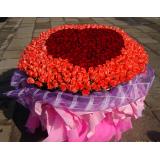 鲜花:红玫瑰中间桃心间插，粉玫瑰外围，共计999枝，纱网加手揉纸豪华包装