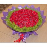 鲜花:99枝红玫瑰，外围幸福草，紫色手柔纸包装