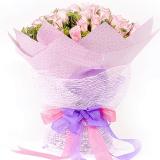 鲜花:19枝粉玫瑰，黄莺点缀；白色纱网外围，圆形包装
