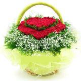 真心久久:圆形花束：19朵红玫瑰、绿叶间插，裙边纸圆形包装