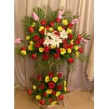 花篮:三层开业篮一个，小太阳花，百合，康用馨，玫瑰，等搭配，高1.6-1.7米