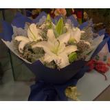 鲜花:3枝顶级蓝玫瑰+绿叶丰满蓝色皱纹纸包装