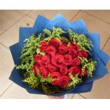 鲜花:红玫瑰11枝，多头白百合1枝，勿忘我，手揉纸包装