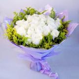 白玫瑰:白玫瑰19枝，白色羽毛外围，配叶点缀，内衬粉色皱纹纸，土黄色包装纸单面包装