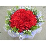 鲜花:9支红色玫瑰.1枝多头粉色百合,绿叶，紫色绵纸包装