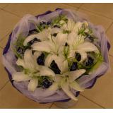 鲜花:白玫瑰99枝，纱网及卷边纸豪华包装