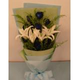 鲜花:蓝色玫瑰9枝，多头香水百合2枝，手揉纸单面包装