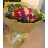 鲜花:红玫瑰33枝，小草花间插，手揉纸高档包装