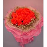 鲜花:粉红玫瑰33支，绿叶，满天星点缀，浅紫色和粉红色棉纸豪华包装
