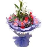 鲜花:4枝香水百合、33枝红玫瑰、黄莺、满天星，紫色卷边纸、丝带包装