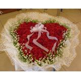 鲜花:白色玫瑰12枝,满天星点缀,设计后置于经典玻璃花瓶中(此花限送市区一级）