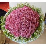 鲜花:纯紫色玫瑰99枝，外围绿叶和满天星，卷边纸包装