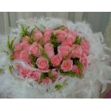 鲜花:淡粉色玫瑰33枝，米兰间插，羽毛外围，手揉纸包装（此花需预定，并限送各大城市）