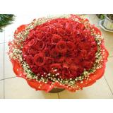 鲜花:99枝A级红玫瑰，外围多头白香水百合10枝，幸福草丰满，手柔纸高档包装
