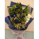 鲜花:11支蓝色玫瑰加配花，配叶，浅紫色纱网圆形包装，紫色丝带束扎