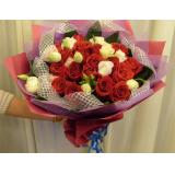 鲜花:红玫瑰19枝，白色洋桔梗9枝（或白玫瑰），绿叶，手揉纸包装