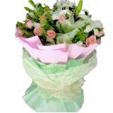 鲜花:粉红色玫瑰9枝，粉红色太阳花3枝，绿色叶材适量，手揉纸圆形包装