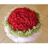 鲜花:红玫瑰11枝，绿叶点缀，公仔3个；绉纹纸包装，扇形花束