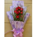 鲜花:红玫瑰9枝，情人草间插，手揉纸单面包装