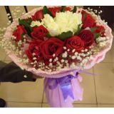 鲜花:红玫瑰12枝，白玫瑰居中9枝，绿叶，满天星，卷边纸包装