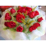 鲜花:11支红玫瑰，满天星，黄莺