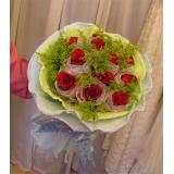 鲜花:彩玫24枝，绿叶间插，采用玻璃花瓶设计。
