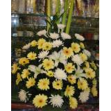 菊花:黄，白菊丰满，白色，粉色香水百合间插，泰国兰，天堂鸟等高档花材，高度1.8米以上