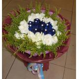 鲜花:19枝白玫瑰，中间9枝蓝玫瑰，外围米兰，手揉纸包装（此花需提前预定，并限送各大城市）