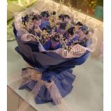鲜花:蓝玫瑰19枝，纱网单枝包装，情人草，手揉纸包装（此花需提前预定，并限送各大城市）